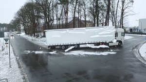 lód spada z naczepy ciężarówki. zdjęcie poglądowe.