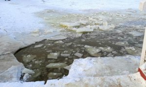 Pęknięty lód na rzece.