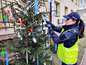 Policjantka wiesza odblaski