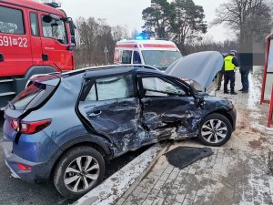 uszkodzone pojazdy po zderzeniu.