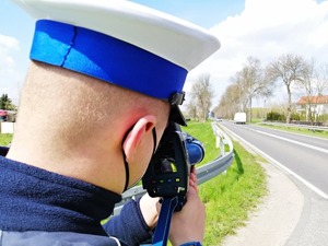 Policjant ruchu drogowego kontroluje prędkość kierowców.