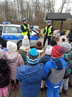 Spotkanie dzieci z policjantkami ruchu drogowego.