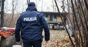 Policjant kontroluje miejsce, gdzie może przebywać osoba potrzebująca pomocy.