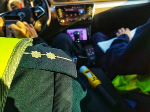 Policjnaci w radiowozie.