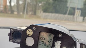 Miernik prędkości wyświetla prędkość 108 km/h