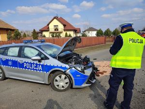 Uszkodzone pojazdy. Na miejscu policjanci wykonują oględziny.