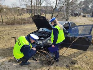 Uszkodzone pojazdy. Na miejscu policjanci wykonują oględziny.