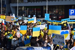 Radosna młodzież podczas wydarzenia.