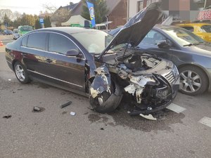 Uszkodzone auta po zderzeniu