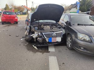 Uszkodzone auta po zderzeniu