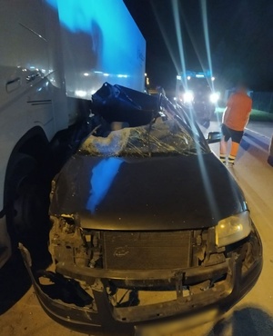 Uszkodzony pojazd po zderzeniu.