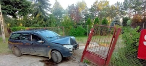 Uszkodzone auto po uderzeniu w bramę.