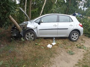 Uszkodzone samochody po wypadku.