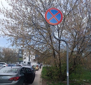 Znak informujący o zakazie zatrzymywania samochodów.