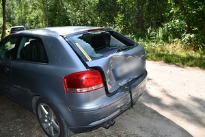 Uszkodzone pojazdy po wypadku.