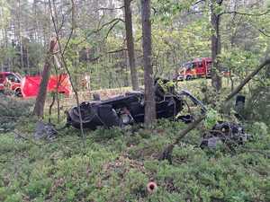 Tragiczny wypadek- kompleks leśny  Poręba. Opel leżący na dachu.