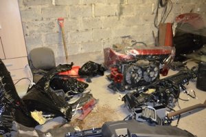 Części od zdemontowanych samochodów znalezione w dziupli samochodowej