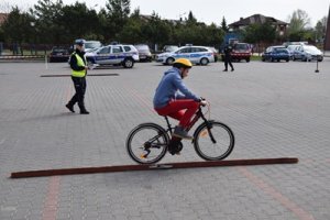 Uczestnik turnieju na rowerze pokonuje tor przeszkód