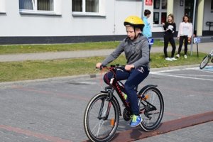 Uczestnik turnieju na rowerze pokonuje tor przeszkód