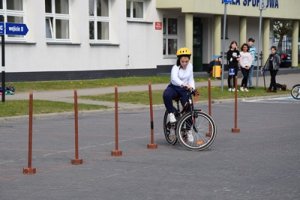 Zawodnik na rowerze pokonuje tor przeszkód