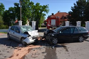 uszkodzone samochody opel i volvo po wypadku drogowym w miejscowości Niegów