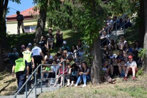 Patrol policji dbający o bezpieczeństwo dzieci podczas pokazów ratownictwa