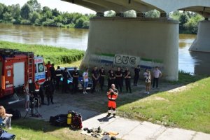 Ratownik medyczny podczas prelekcji dotyczącej bezpieczeństwa nad wodą