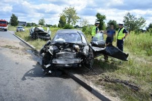 Policjanci ruchu drogowego pracujący na miejscu wypadku przy ul. Towarowej w Wyszkowie