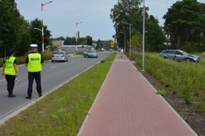 Policjanci zabezpieczający miejsce wypadku drogowego na ul. 3-Maja w Wyszkowie