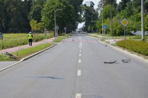 Policjant ruchu drogowego podczas czynności na miejscu wypadku drogowego