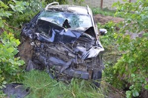 Zniszczony samochód volvo biorący udział w wypadku drogowym w miejscowości Łosinno