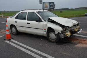 Uszkodzony samochód marki ford na miejscu wypadku