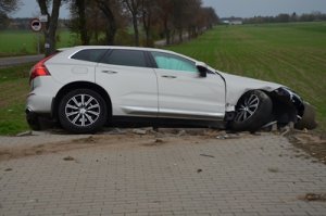 Uszkodzony samochód marki volvo na miejscu wypadku.