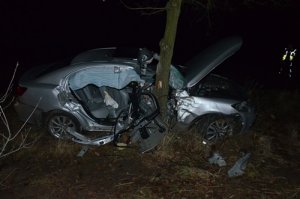 Miejsce wypadku. Rozbity samochód lexus, którego kierujący uderzył w drzewo.