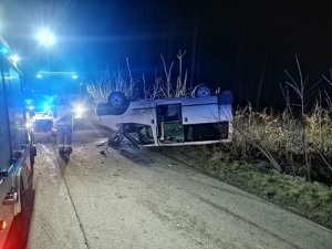 Ford leżący na dachu po zderzeniu z mercedesem.