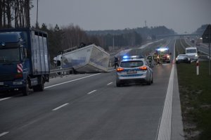 Radiowóz policyjny i pojazdy uczestniczące z zdarzeniu na drodze S8 (mercedes, przewrócone Iveco)