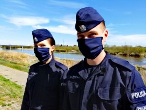 Zdjęcie przedstawia policjantów prewencji na tle rzeki Bug.