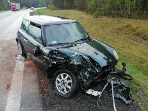 Wizualizacja przedstawia uszkodzony samochód po zdarzeniu drogowym.