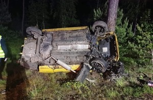 Wizualizacja przedstawia dachowanie samochodu na trasie S8.