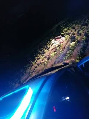 Przewrócony skuter na polu.