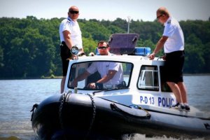 Policyjni wodniacy w trakcie patrolu łodzią służbową