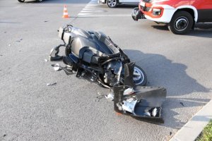 Wark motocykla po zdarzeniu drogowym.