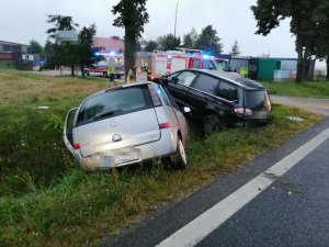 Pojazdy w przydrożnym rowie po zderzeniu na dk-62.