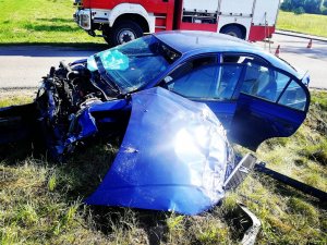 Rozbite auto po zderzeniu samochodów w Dębinkach