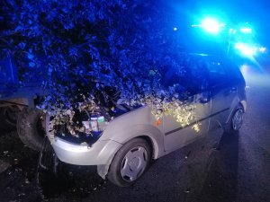 Zdarzenie drogowe z udziałem samochodu i ciągnika rolniczego.