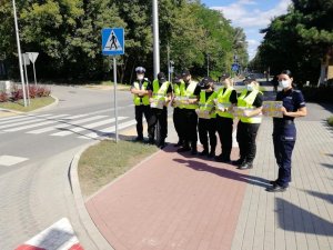 Policjanci i uczniowie podczas happeningu Kierowco nie polujemy na zebrach!