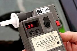 Urządzenie AlcoSensor do przeprowadzania badania na zawartość alkoholu w wydychanym powietrzu.