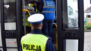 kontrola policjantów i sanepidu w autobusie.