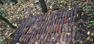 Pociski i amunicja z czasów II Wojny Światowej. Na miejscu pracują saperzy.