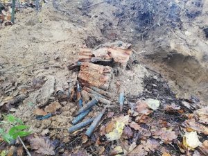 Pociski i amunicja z czasów II Wojny Światowej. Na miejscu pracują saperzy.